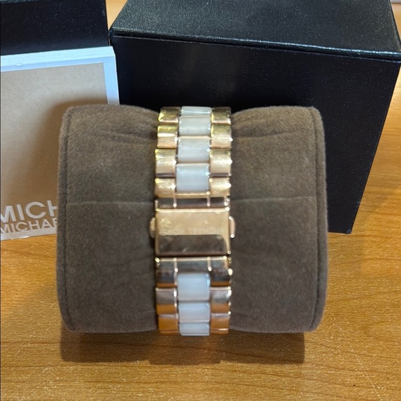 Michael Kors Rose Gold Women's Watch - Picture 3 of 5